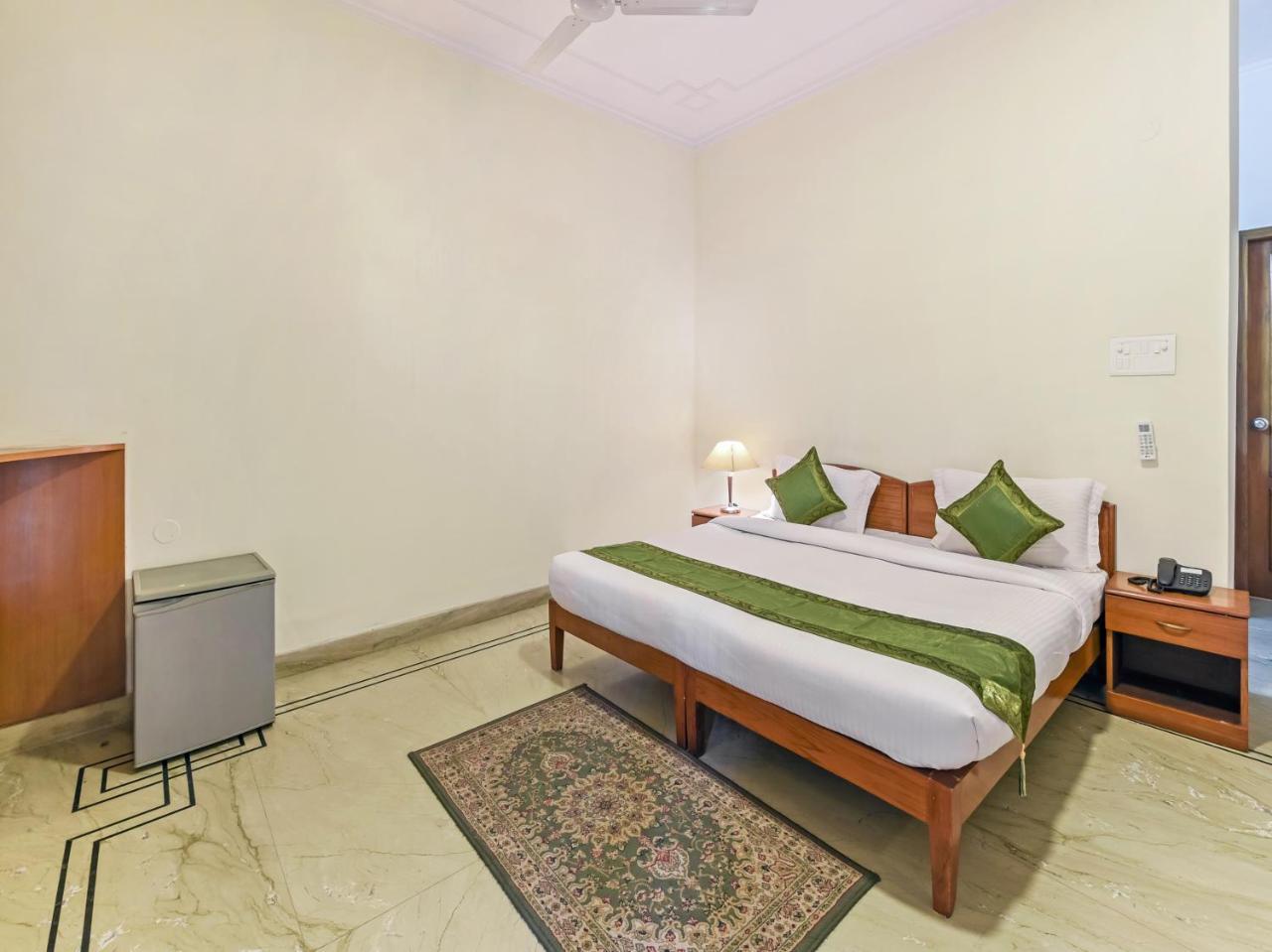 Treebo Trip The Nest Corporate Hotel Greater Noida Buitenkant foto
